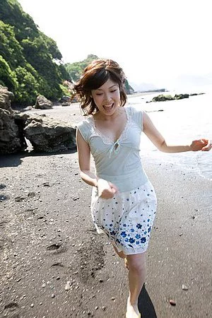 Slim and sexy brunette asian Saki Koto takes her clothes off for a day in the sea