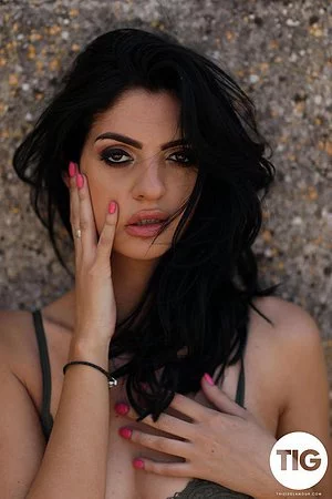 Sophie Bailey Strips Nude From Her Lingerie