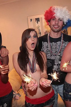 Sassy teens Hayley Hanes and Cammie Fox bead mouths on the rock hard stick