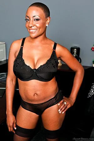 Black milf Sincerre Lemore stripping willing to expose her hot bosomy body