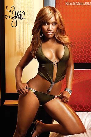 Glamour ebony beauty Lyric BMD with nicely shaped ass and big tits takes a bath