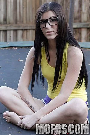 See the beautiful bimbo Ava Cash convulsing from the dildos inside her cunt