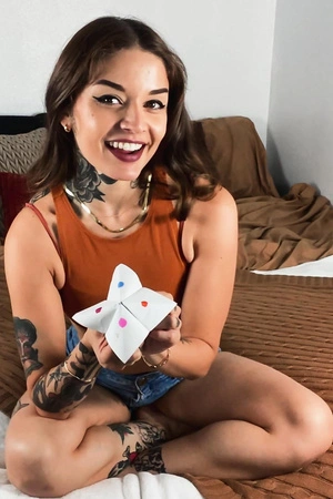 Inked latina Vanessa Vega masturbates in bed