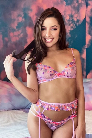 Redhead minx Vanna Bardot plays with a glass dildo in bed