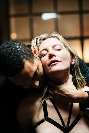 Mona Wales squirts like crazy while getting fucked