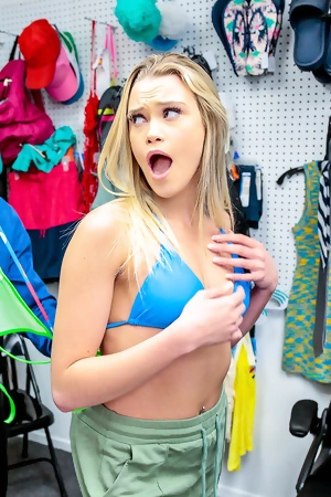 Chloe Rose gets a sticky reward after servicing firm cock