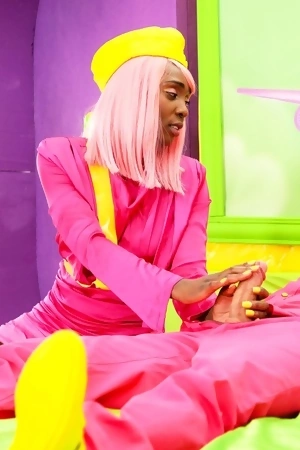 Dark-skinned flight attendant gets eaten out and screwed in bed