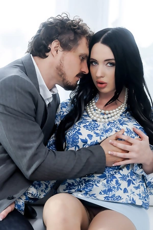 Big-boobed MYLF Naomi Ryder gets screwed in the living room