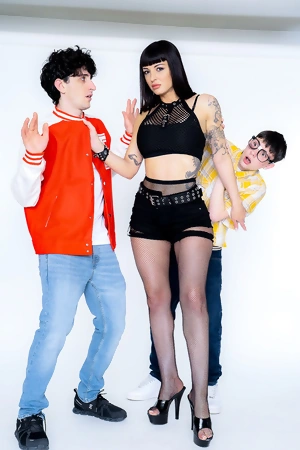 Tattooed MILF Charlie Valentine fucks young dude in the living room