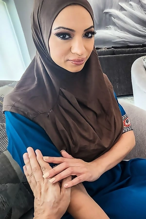 Juggy arab MYLF Sasha Pearl gets rewarded with fresh jizz after servicing big dick