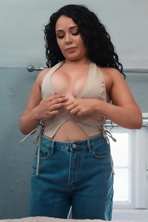 Raven-haired slut Lola Bratz serves big beautiful male stick until it explodes