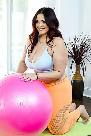 Wavy-haired BBW Scarlett Venom gets pounded on the floor