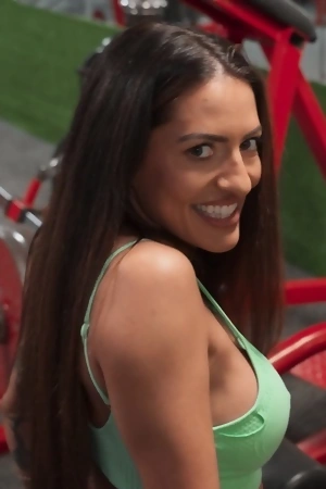 Sporty slut Coco Bae enjoys servicing big Spanish cock