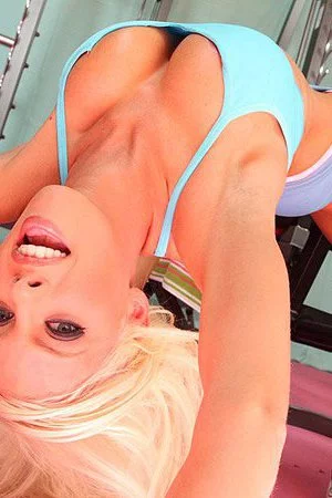 Big titted goldilocks Britney Amber gets badly owned by Latina guy in the gym