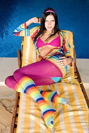 Slutty brunette chick Amanda Monroe is showing how to masturbate her nice cunt