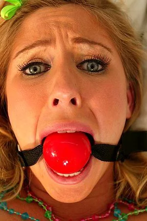 Immobile blonde girl Brynn Tyler gets fucked with drilldo and cock on the bed