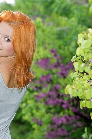 Beautiful nude softcore posing from the redhead foxy that spends time in poppy field