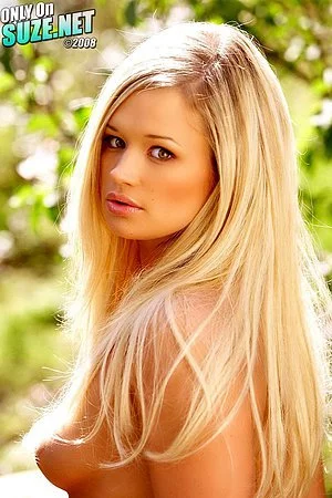 Blonde bimbo Heather Starlet has a gorgeous body that she shows stripping outdoors