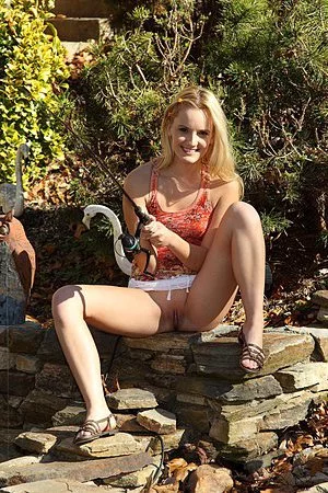 Blonde hottie Sara James thinks that she might catch more fish if she pops her pussy out