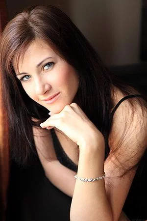 Smiling pantieless chick Lauren Lace is performing extra hot shaved pussy show