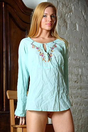 Blonde hottie Rinna A poses for softcore photos and exposes her shaved pink slit