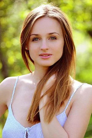 Sweet natural babe Vittoria Amada poses naked in the forest and shows us all