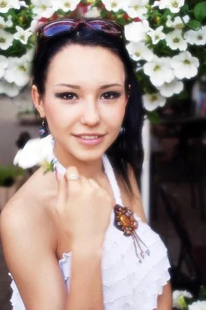 Beautiful brunette chick Eleonora B puts on a carwash striptease show to make us lose it