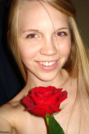 Naughty blondie Taylor True takes pics of herself in some really sexy lingerie