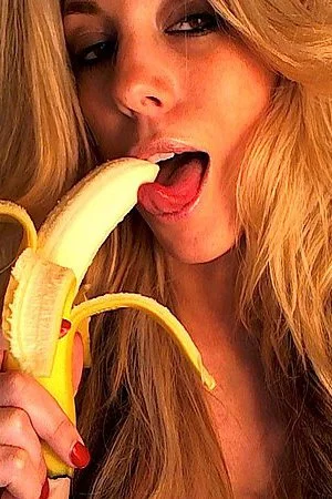 Busty blonde babe Xo Gisele shows off her cock-working skills with a banana