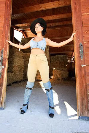 Busty Latina Amanda X shows her mouthwatering MILF ass in an outdoor country style session.