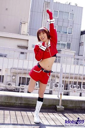 Lusty whore in cheerleader uniform spreads inviting everybody to play with her charms