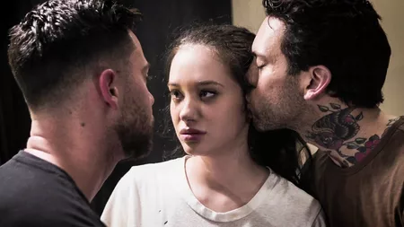 Bootylicious slut Gia Paige gets double penetrated in bed