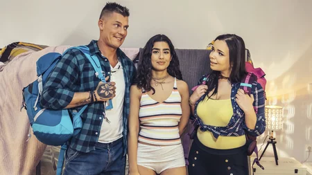 Easygoing backpackers Sofia Lee and Aaeysha share firm cock