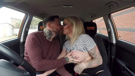 Blonde hoe Louise Lee pleasures tattooed dude in the taxi